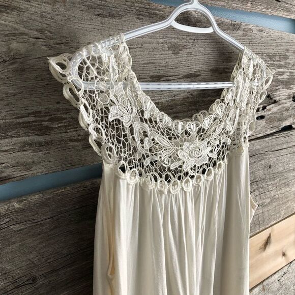 CREAM/OFF White Lace Shoulder Top With Banded Bottom Plus Size 3X - Picture 2 of 3